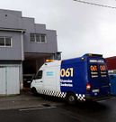 Una ambulancia del 061 evacu� al operario herido.
