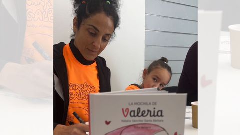 Natalia S�nchez Santa B�rbara con Valer�a en una firma del libro �La mochila de Valeria�
