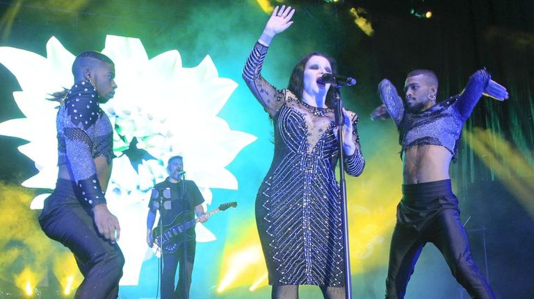 Alaska durante el concierto de Fangoria que abri� en el 2019 las fiestas de Ferrol.