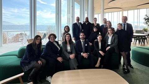 Faltan algunos, pero en esta imagen, tomada en la sede de la empresa, aparecen varios de la veintena de trabajadores gallegos de Lombard Odier. Entre ellos uno de Carballo (Iván Docampo, sentado en el centro), cinco de Cerceda (uno es Miguel Fraga, de pie a la izquierda), una de Ordes (Mónica Mosquera, segunda por la izquierda); otro de A Laracha, Ortigueira, Melide, Ourense...