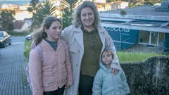 Sofa Pego a la salida del colegio donde estudian sus hijas Julia y ngela (derecha), que naci con 27 semanas de gestacin y pes 680 gramos