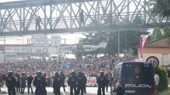 Protesta de los trabajadores del metal bloqueado la entrada a la feria MindTech en Vigo