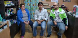 Carolina Filgueira, Nicol�s Gonz�lez Casares y Iago Gonz�lez, ayer en la librer�a Vagalume de Lal�n.
