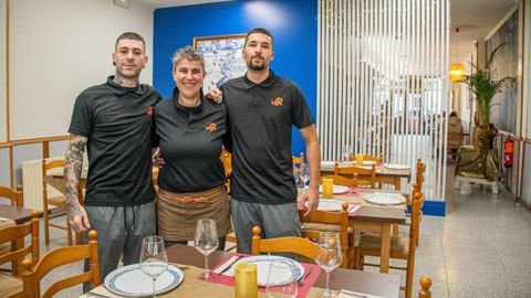 Pilar, la propietaria de Apa�ar, con dos de sus empleados