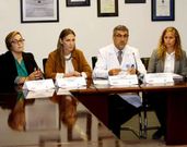 En el centro, Cristina Pi�eiro, de la asociaci�n, y Luis Verde. 