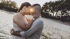 Arietta y Christian, de Camari�as, se casaron este verano en un restaurante de Mux�a. Realizaron una sesi�n fotogr�fica previa en su playa favorita, Lingunde, en la localidad, precisamente con un profesional del municipio, Diego Alonso.