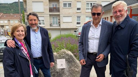 Solla e Devesa xunto ao mon�lito con dous dos asistentes ao acto.
