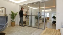 Pablo Fern�ndez Romalde, de Lalahomes, en un piso que acaba de reformar en un antiguo entresuelo comercial y ahora vende por 140.000 euros
