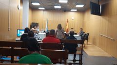 Una de las acusadas (de pie) de lesiones, declarando en el juicio en Ourense. 