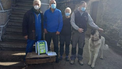 José Manuel Galán (izquierda) fue el vecino que compró el desfibrilador para esta pequeña aldea de Montederramo
