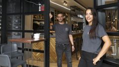 Diego Boquete y Carmen Tesouro son los propietarios de A Qu� Vino, la nueva vinoteca del Ensanche santiagu�s. El establecimiento de la R�a Nova de Abaixo 7 arranca con 80 referencias de vinos nacionales e incluye en su carta embutidos, tablas de quesos y raciones. Con estos ingredientes y una atenci�n al p�blico esmerada, la pareja espera ganarse el coraz�n de sus vecinos y clientes.