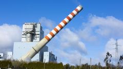 El 1 de marzo fue dinamitada la gran chimenea del complejo cercedense, de 204 metros de altura