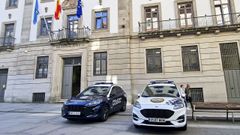 Dos coches de la Polic�a Local y Nacional en una imagen de archivo en la puerta de la Audiencia de Pontevedra