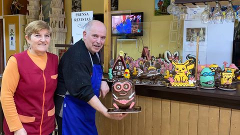 Estrella y José Manuel, con sus monas de Pascua en Royal de O Carballiño