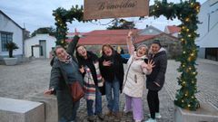 Parte da agrupaci�n Festas Culturais ACD Dorna onte �s portas do Auditorio da Illa