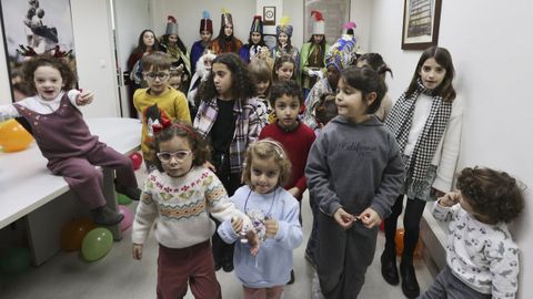 Los ni�os tienen una ocasi�n de oro para acercarse a los Reyes Magos durante la visita que estos realizan a las instalaciones de La Voz de Galicia en Pontevedra.
