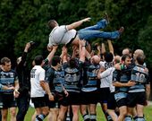 El presidente del CRAT, Alfredo L�pez, manteado por los jugadores despu�s del partido del ascenso.