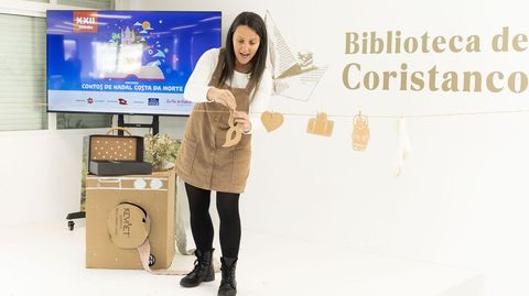 K'Pararota, durante su intervenci�n en la entrega de premios de Contos de Nadal, en la biblioteca coristanquesa 