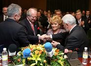 Carregal y Bringas recibiendo sus distintivos