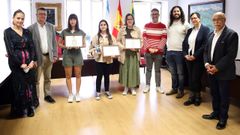 As tres premiadas e o xurado do premio de contos de Pontedeume, onte no sal�n de plenos do Concello