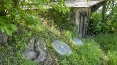 La lagareta, en primer t�rmino a la izquierda, junto a tapas de dep�sitos de acero de la bodega