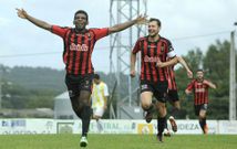 Jemba celebra su gol, en su debut, en el que se gan� a publico lalinense. 