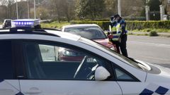 Imagen de un control realizado por la Polic�a Local de A Pobra en el l�mite con Ribeira