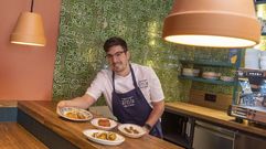 Jorge Gago, en O Testo, que abrir� todos los d�as para el servicio de comidas y cenas, salvo los domingos y lunes, condicionados por la propia actividad del mercado de abastos. El horario de atenci�n al p�blico arranca a las 12 horas (para aquellos que quieran disfrutar del verm� o el caf� de media ma�ana), hasta las 17, y reabrir� luego de 19.30 a 24 horas.