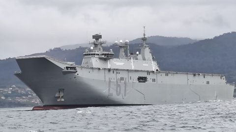 El buque anfibio portaeronaves Juan Carlos I este mi�rcoles en la r�a de Pontevedra