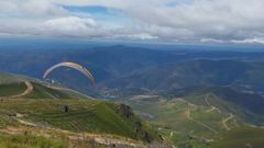 Un parapentista iniciando el vuelo en el rea de despegue del Pa Paxaro, en Folgoso do Courel