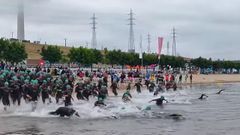 Salida de la prueba de nado en el Ironman de As Pontes en la que el triatleta perdi el conocimiento.