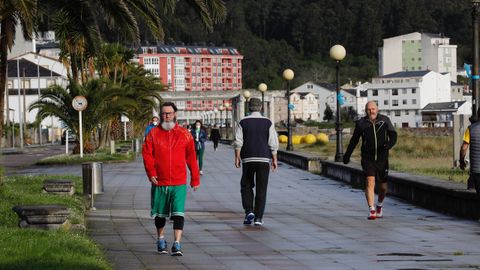 Gente paseando o haciendo deporte por el Paseo Mar�timo de Covas en Viveiro