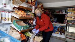 El comercio que atiende Pacucha Iglesias en Ribeira cumplir� este verano 45 a�os