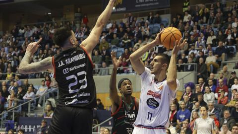 Aramburu, ala p�vot del Fibwi Mallorca, trata de taponar a Kravic