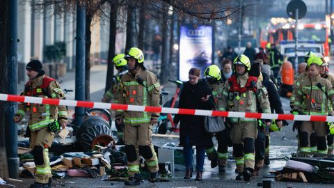 Los servicios de emergencia berlineses trabajan en el exterior del hotel Radisson Collection, donde explot� el acuario AquaDom