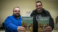 <span lang= gl >Fernando Blanco e Ram�n Blanco con exemplares do folleto que se presentar� o s�bado</span>