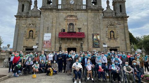 Usuarios y trabajadores de las residencias Os Gozos y La Esperanza, de la Fundaci�n San Rosendo, peregrinaron hasta el santuario de Os Milagros en Ba�os de Molgas en homenaje a los mayores fallecidos por coronavirus 