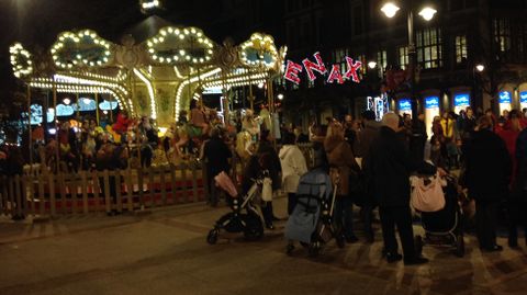 El Carrusel 1910 en el Paseo de Bego�a, junto a la entrada al mercadillo Menax