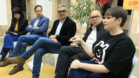 Presentaci�n del festival, este martes. A la derecha, Andrea Villa, una de las directoras, en un momento de su intervenci�n