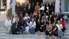 Celia Mea�os, con una banda, rodeada de sus compa�eras.