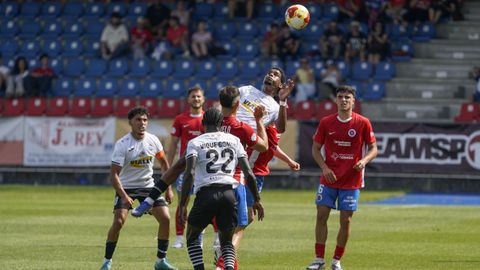 Santi de Prado a punto de saltar para disputarse un bal�n ante los jugadores del Conquense