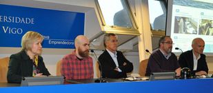 Domingo Docampo (en el centro) con los coordinadores y otros responsables educativos, en la presentaci�n. 