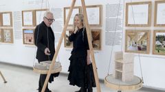 Exposici�n en el CGAC. El arquitecto brit�nico David Chipperfield y su esposa, Evelyn Stern, en el transcurso de su recorrido por la exposici�n �Internalities�, que acoge el centro de arte CGAC, en Compostela. 