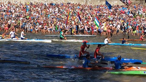Los palistas toman el Sella en la salida del Descenso Internacional.Los palistas toman el Sella en la salida del Descenso Internacional