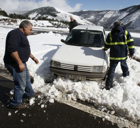 Un coche atascado por la nieve, ayer en un desv�o cercano al Alto do Boi que lleva a la zona de canteras de Pacios da Serra