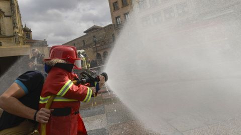 Bomberos de Oviedo realizando varios simulacros y exhibiciones en la plaza de la Catedral