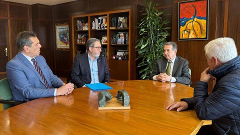Julio Bern&aacute;rdez, Carlos &Aacute;lvarez, Abel Caballero y Manel Fern&aacute;ndez, en la reuni&oacute;n entre Celta de baloncesto y Concello de Vigo.
