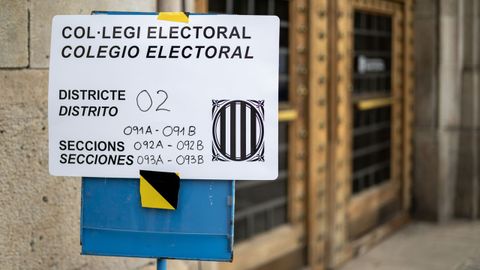 Cartel de un colegio electoral en Barcelona