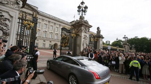 Cameron accediendo a Buckingham Palace para presentar la dimisin ante la reina. 