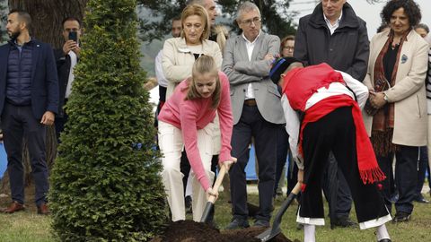 La familia real visita Cadavu para entregar el premio al Pueblo Ejemplar 2022